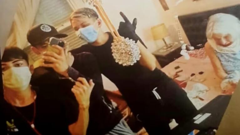 Se sacaron una selfie con la jubilada a la que asaltaron.