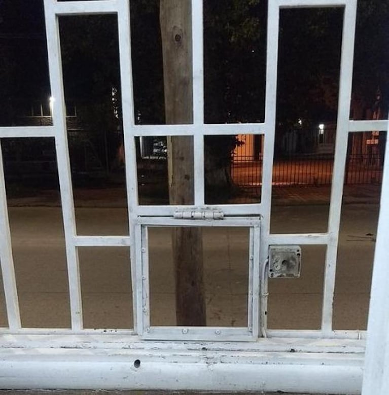 Se sacó las zapatillas, entró por el hueco de una ventana y robó en 30 segundos