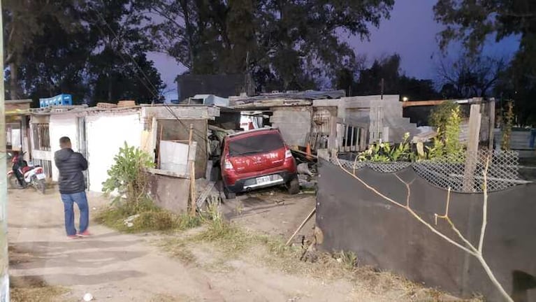 Se salvaron de milagro: un auto se estrelló contra su casa mientras dormían