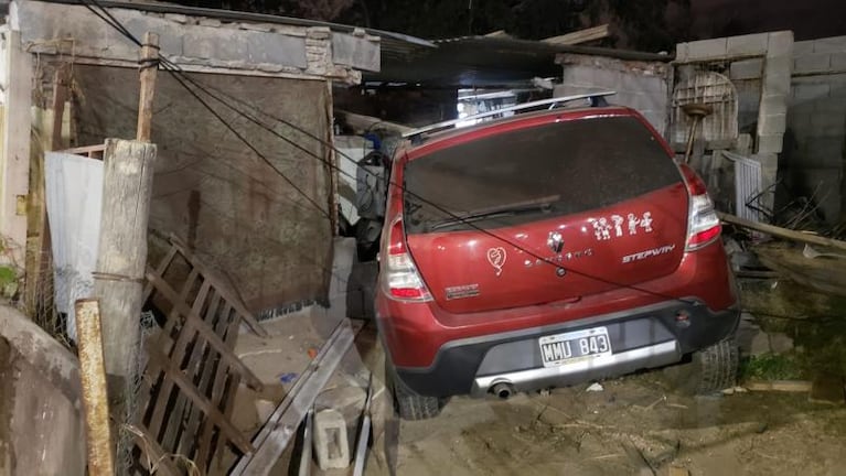 Se salvaron de milagro: un auto se estrelló contra su casa mientras dormían