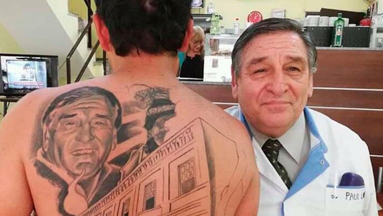 Se tatuó al médico del Hospital de Clínicas que le salvó la vida