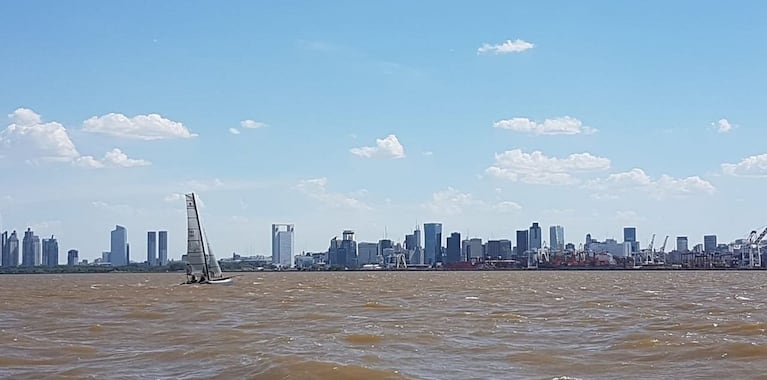 Se tiró al Río de La Plata y no lo pueden encontrar. 