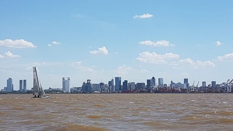Se tiró al Río de La Plata y no lo pueden encontrar.