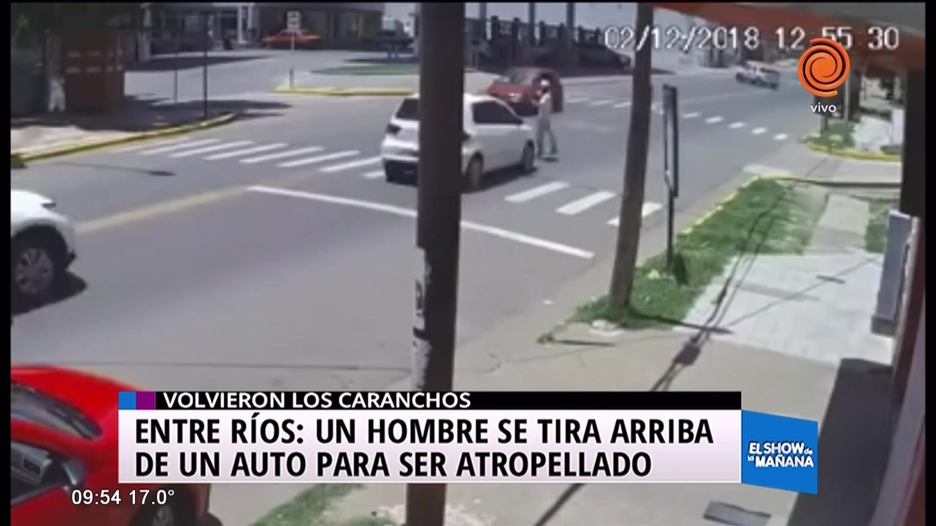 Se tiró arriba de un auto para cobrar el seguro