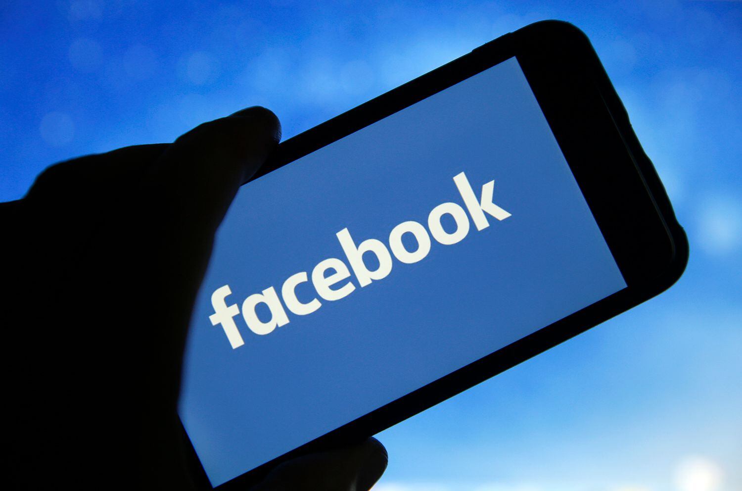 "Se tomó la decisión de bloquear el acceso a la red Facebook", publicaron.