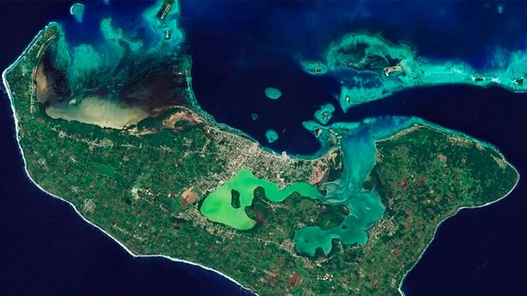 Se trata de una isla en el océano Pacífico.