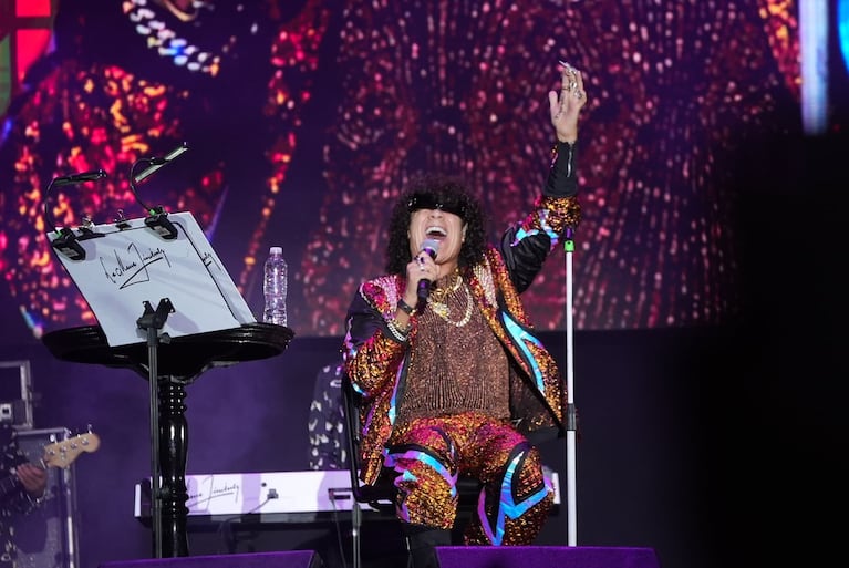 Se viene el show de La Mona Jiménez en el estadio Julio César Villagra.