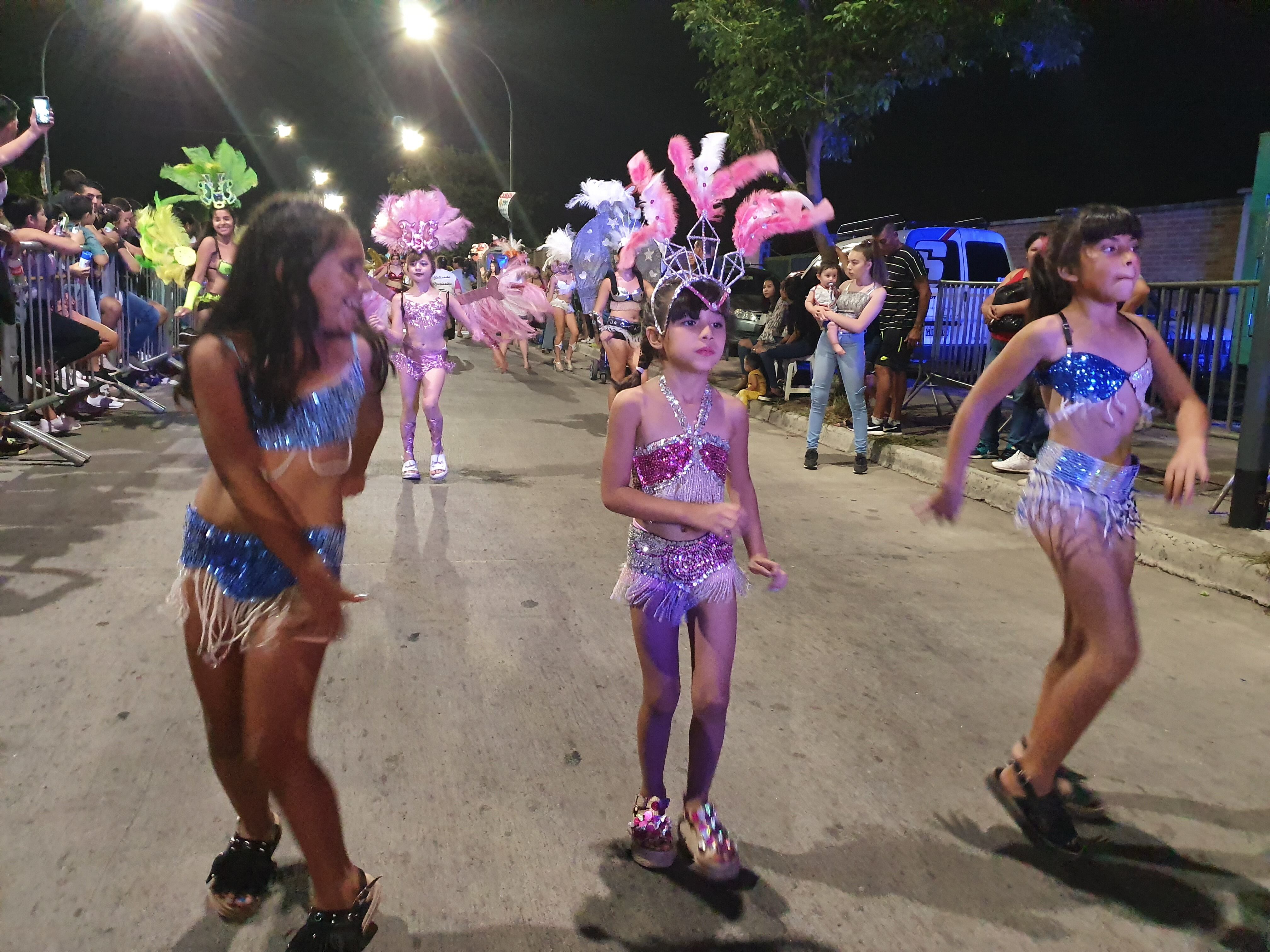 Se vivió una fiesta a puro color con batucadas, trajes y show de cuarteto.