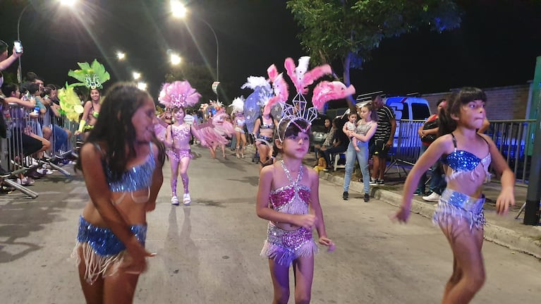Se vivió una fiesta a puro color con batucadas, trajes y show de cuarteto.