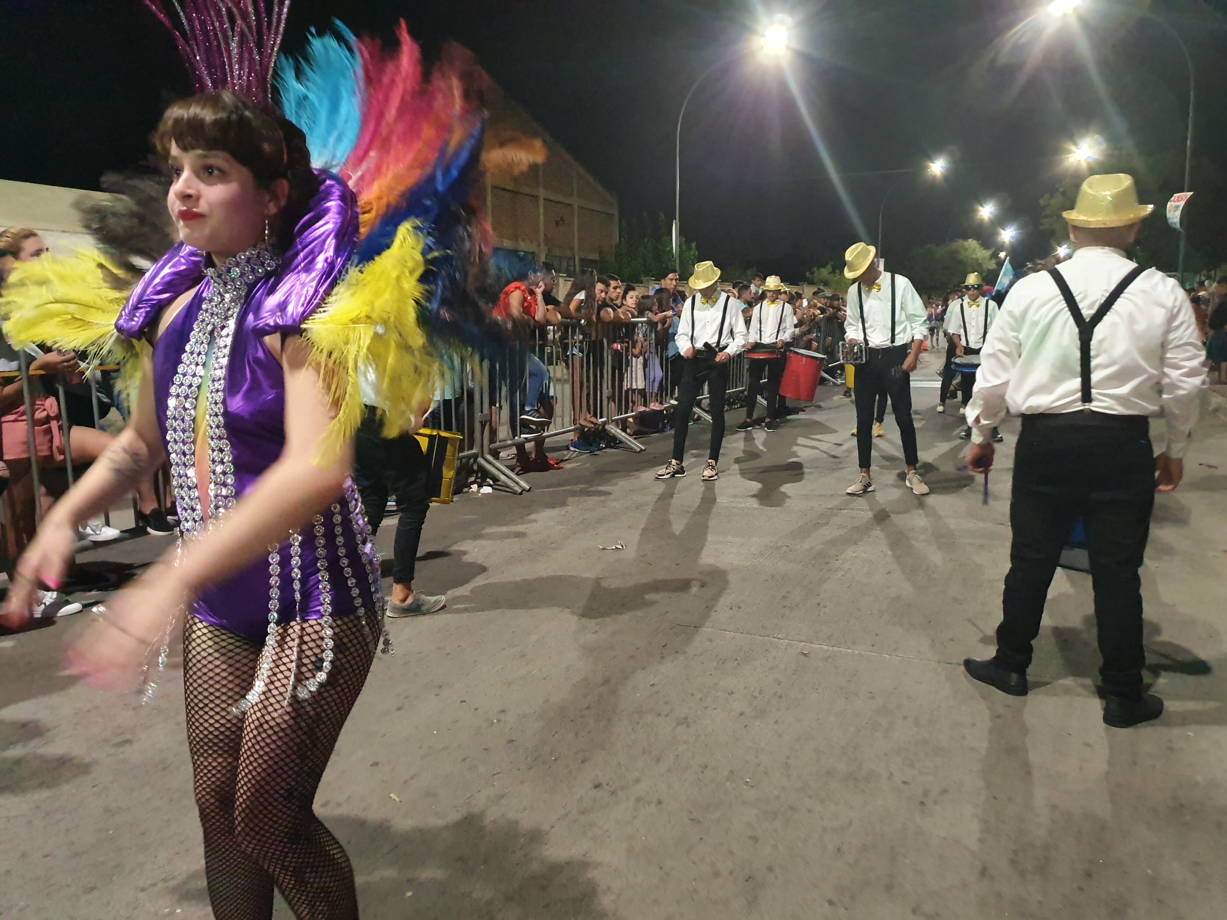 Se vivió una fiesta a puro color con batucadas, trajes y show de cuarteto.