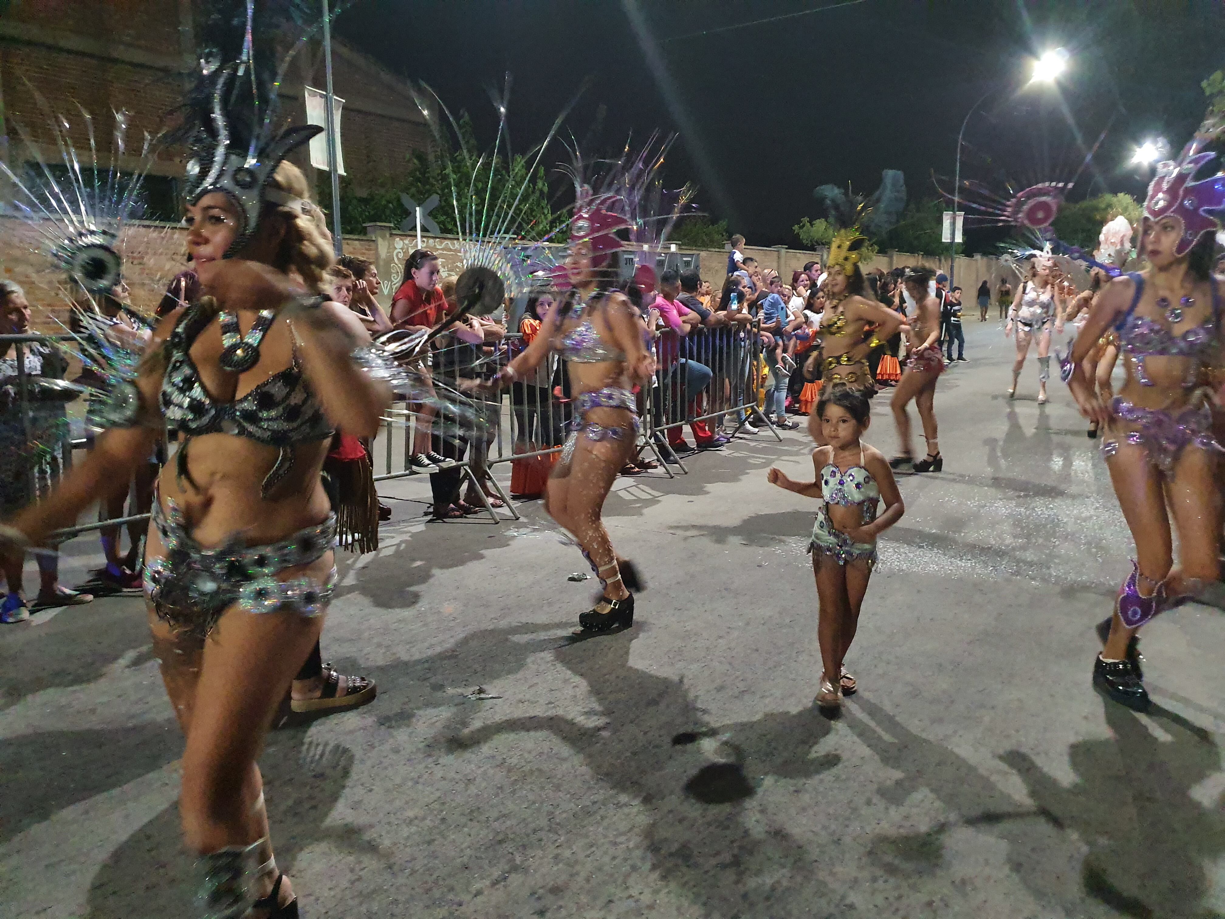 Se vivió una fiesta a puro color con batucadas, trajes y show de cuarteto.