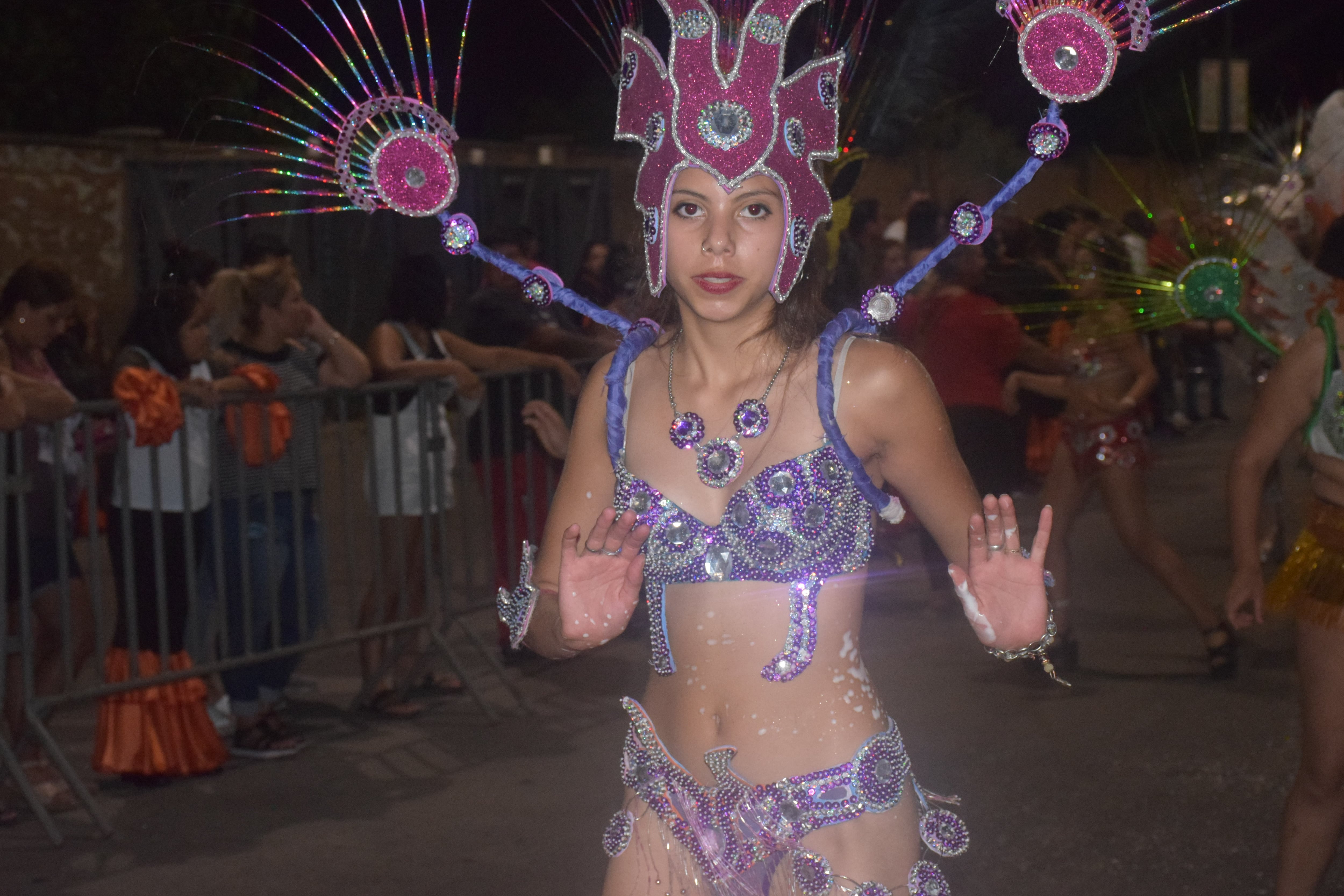 Se vivió una fiesta a puro color con batucadas, trajes y show de cuarteto.