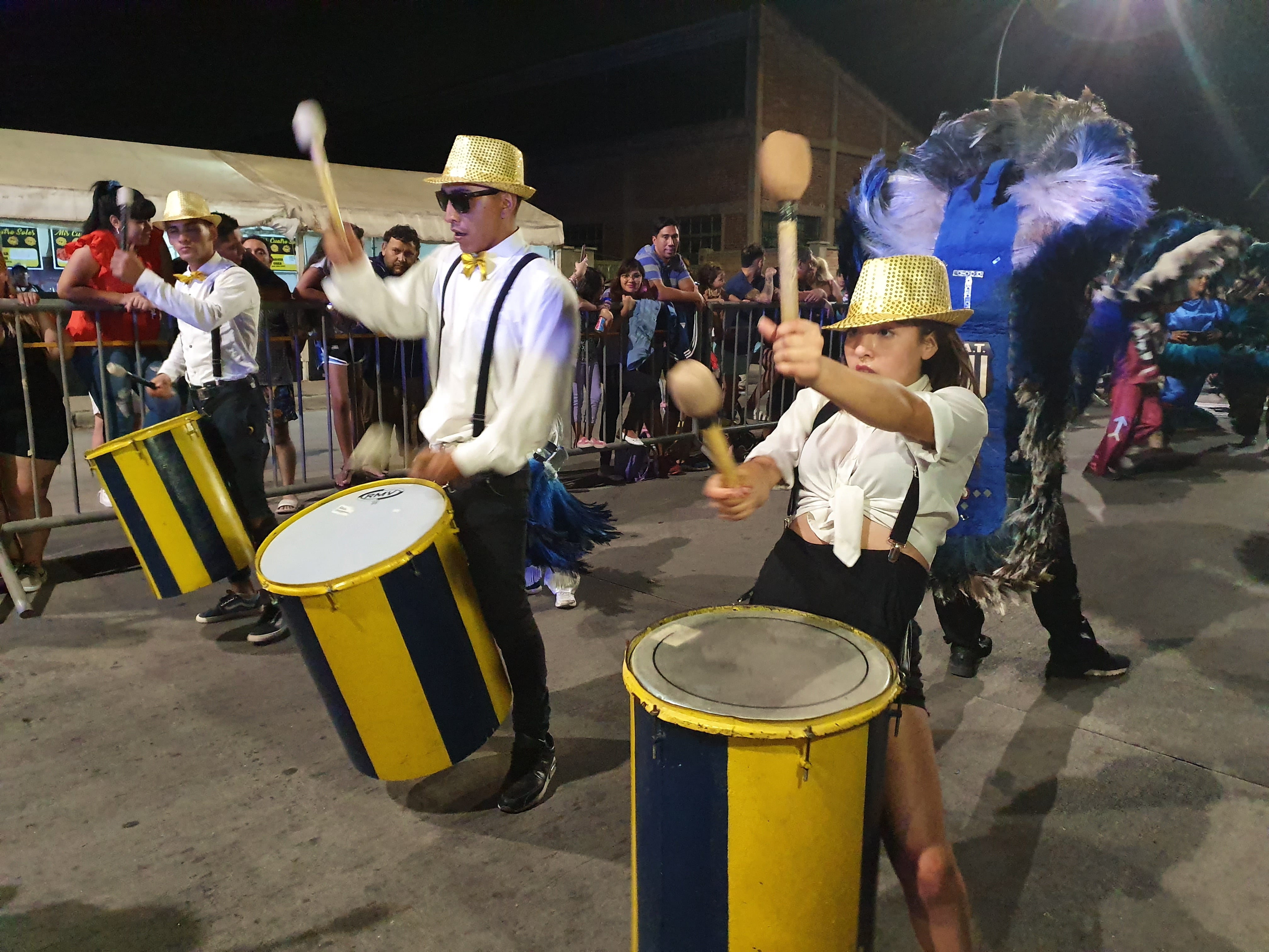 Se vivió una fiesta a puro color con batucadas, trajes y show de cuarteto.