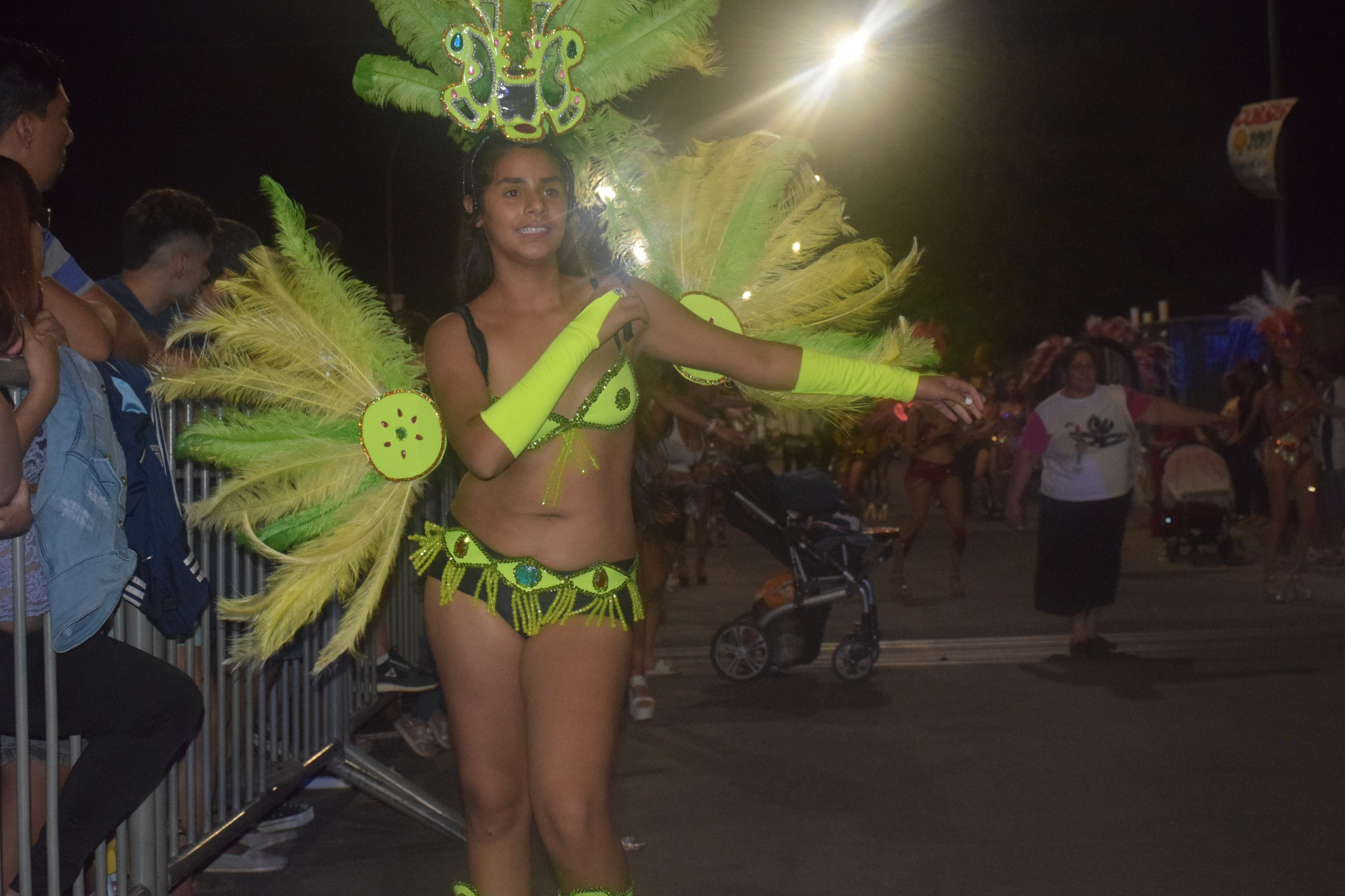 Se vivió una fiesta a puro color con batucadas, trajes y show de cuarteto.