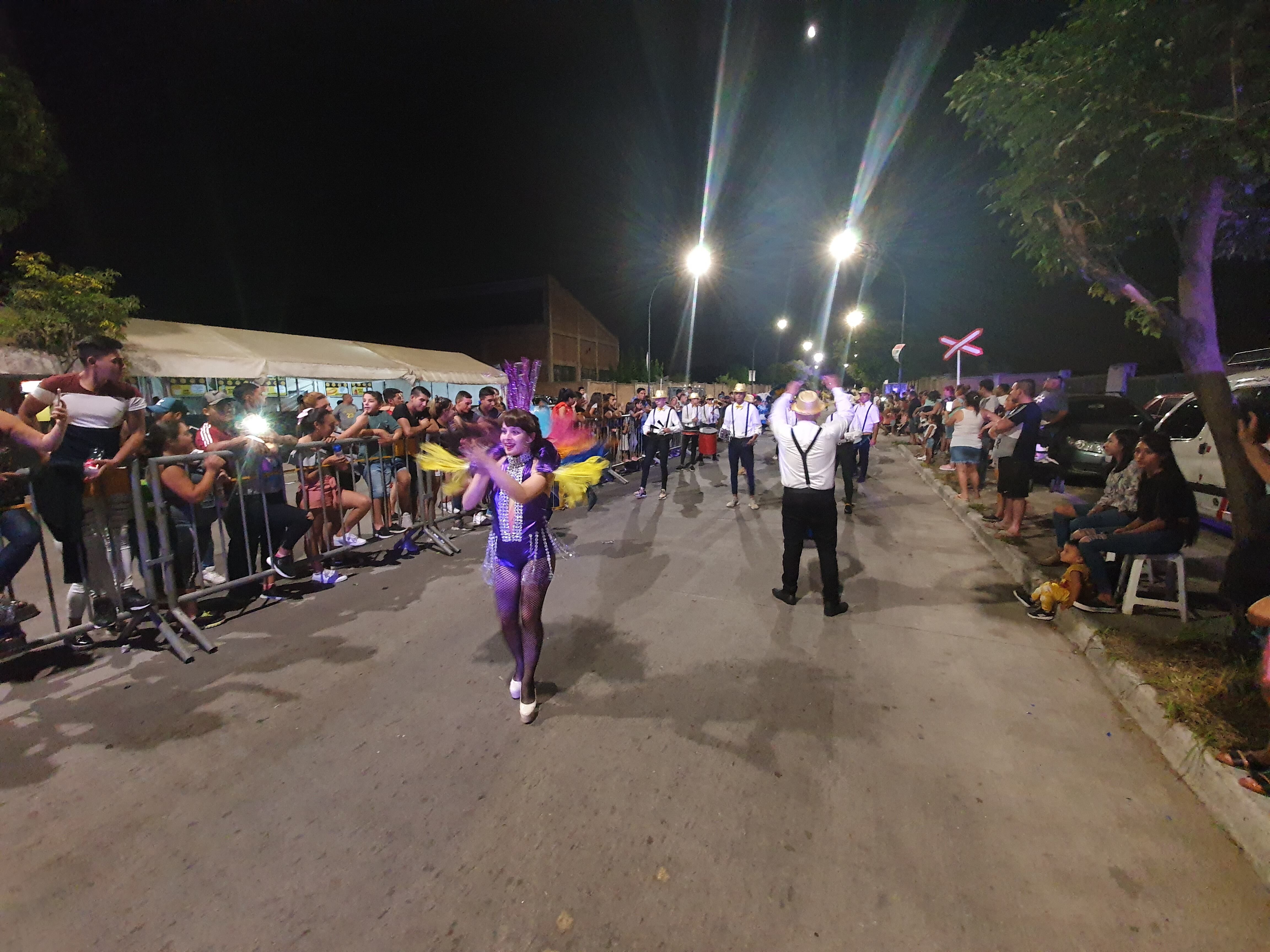 Se vivió una fiesta a puro color con batucadas, trajes y show de cuarteto.