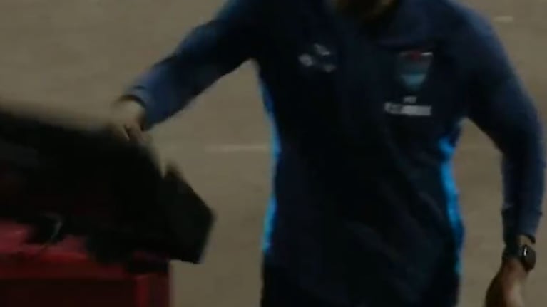 Sebastián Abreu, el Loco, tuvo una polémica reacción y rompió la pantalla del VAR.