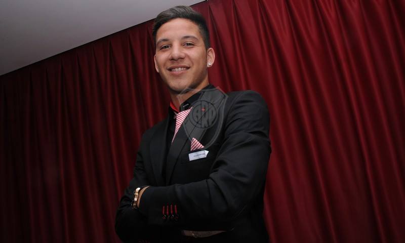 Sebastián Driussi, con el traje puesto. Fotos: www.cariverplate.com.ar