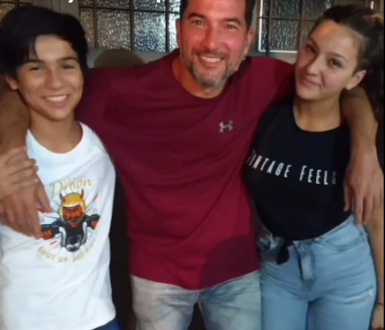 Sebastián junto a sus hijos.