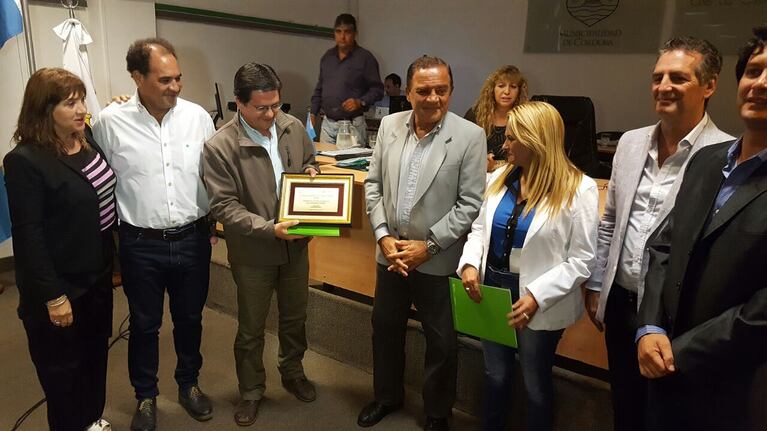 Sebastián Pfaffen y Karina Vallori recibieron el reconocimiento en nombre de todos.