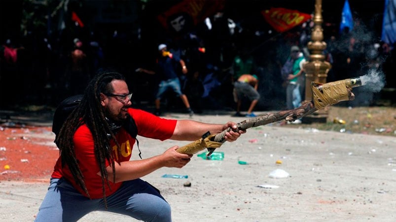 Sebastían Romero y su mortero en la protesta contra la Reforma Previsional.