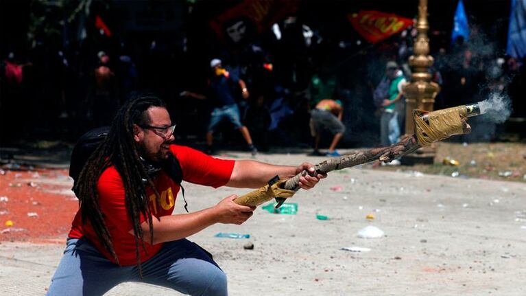 Sebastían Romero y su mortero en la protesta contra la Reforma Previsional.
