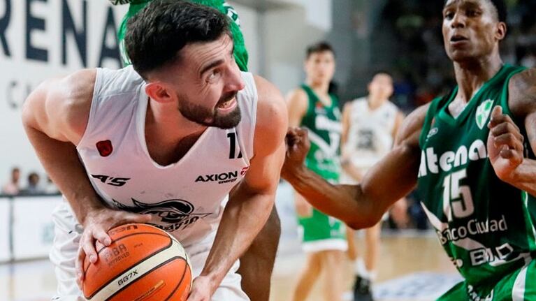 Sebastián Vega fue dos veces campeón de la Liga Nacional de Básquetbol.