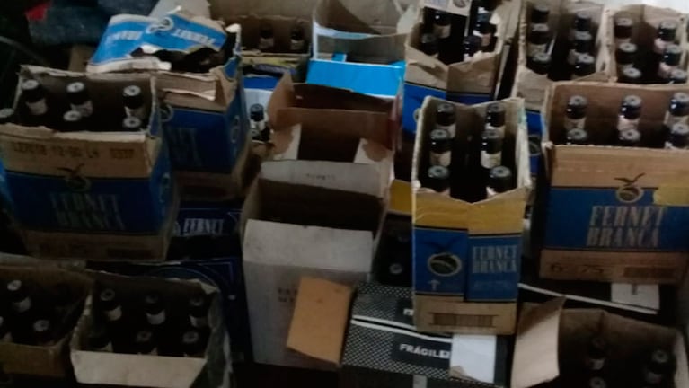 Secuestraron 19 cajas con seis botellas cada una. Foto: Policía de Córdoba.