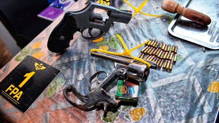 Secuestraron 300 dosis de drogas, armas y dinero. Foto: FPA.