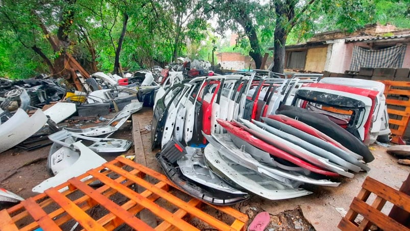 Secuestraron autopartes, vehículos y motos en los allanamientos.