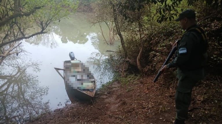 Secuestraron casi 400 kilos de marihuana de una caona en un arroyo misionero. (Foto: Gendarmería Nacional)