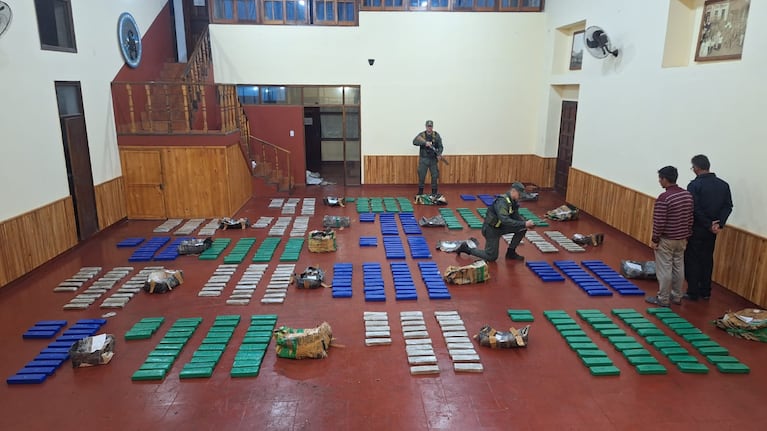 Secuestraron cerca de 400 kilos de marihuana de una caona en un arroyo misionero. (Foto: Gendarmería Nacional)