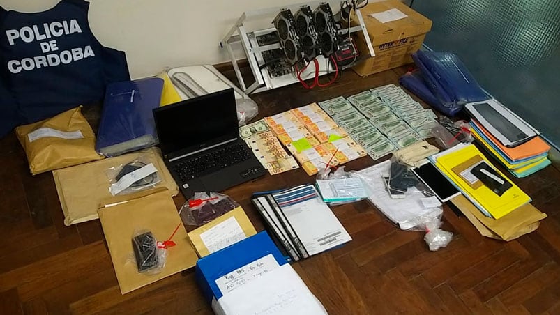 Secuestraron dinero, documentación y armas.