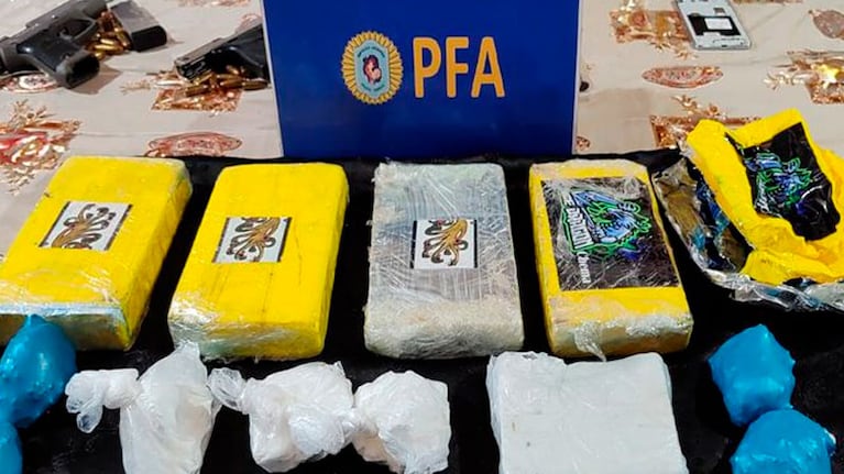 Secuestraron dosis, autos, armas y dinero.