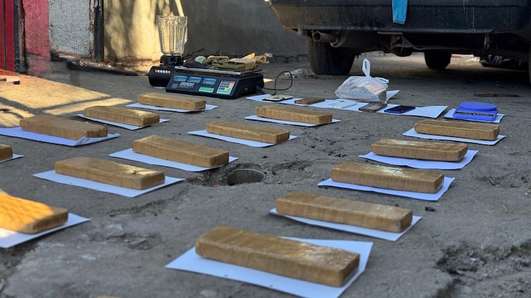Secuestraron ladrillos de marihuana en un operativo en barrio Renacimiento.