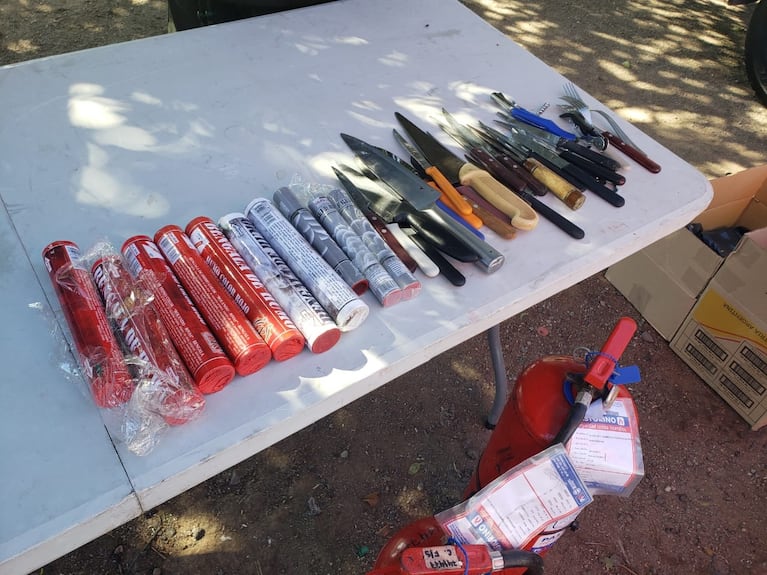 Secuestraron más de 100 cuchillos.