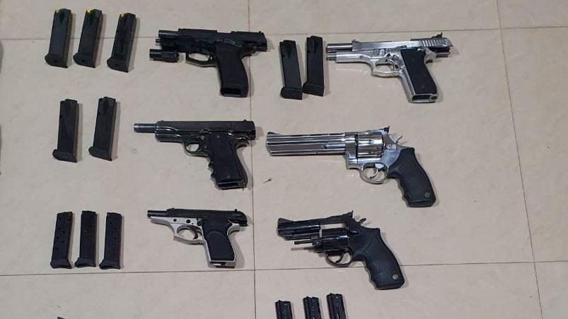 Secuestraron un arsenal de armas en los allanamientos.