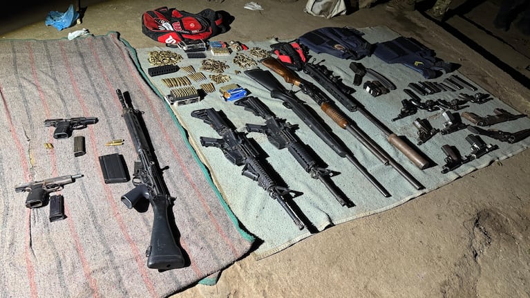 Secuestraron un arsenal de guerra en el marco de diferentes allanamientos en Córdoba y Unquillo.