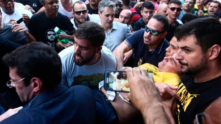 Según la cadena O Globo, Bolsonaro sufrió una herida hepática grave.