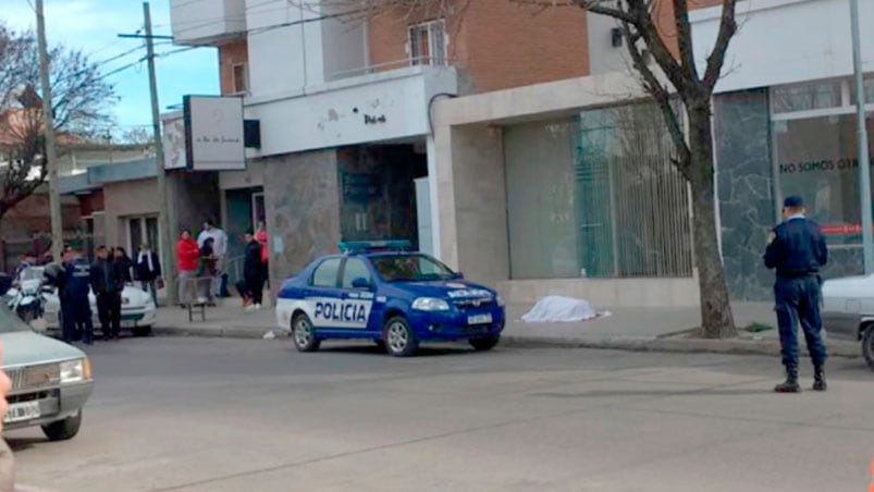 Según la dueña del departamento, la víctima quiso escapar por el balcón para evitar una pelea. Foto: Puntal.