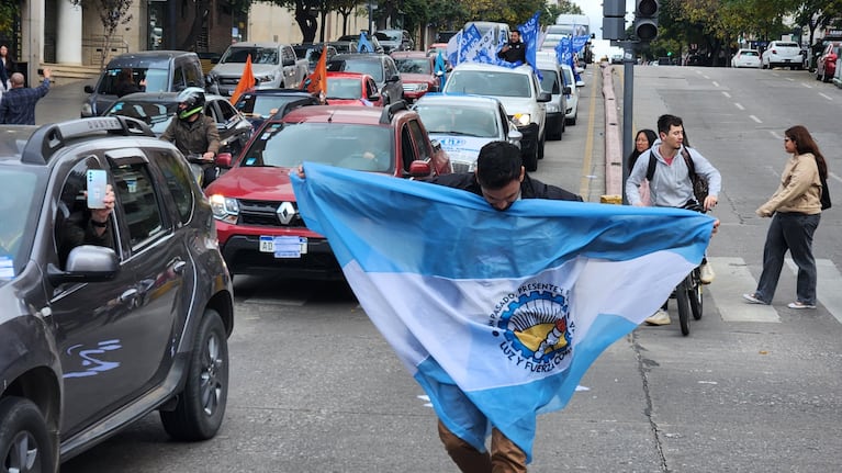 Según lo previsto, el acto oficial en Córdoba se llevó a cabo a las 12.30 frente al Patio Olmos.