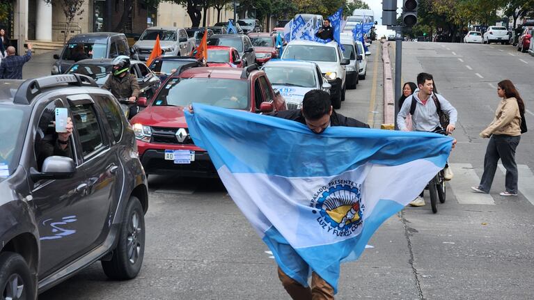 Según lo previsto, el acto oficial en Córdoba se llevó a cabo a las 12.30 frente al Patio Olmos.