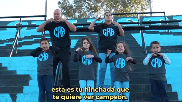 Seis hinchas interpretaron una canción de cancha con lengua de señas.