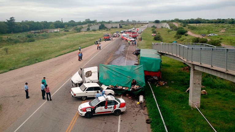 Seis vehículos y un muerto en un choque en la variante Juarez Celman. Foto: Juan Lavisse.