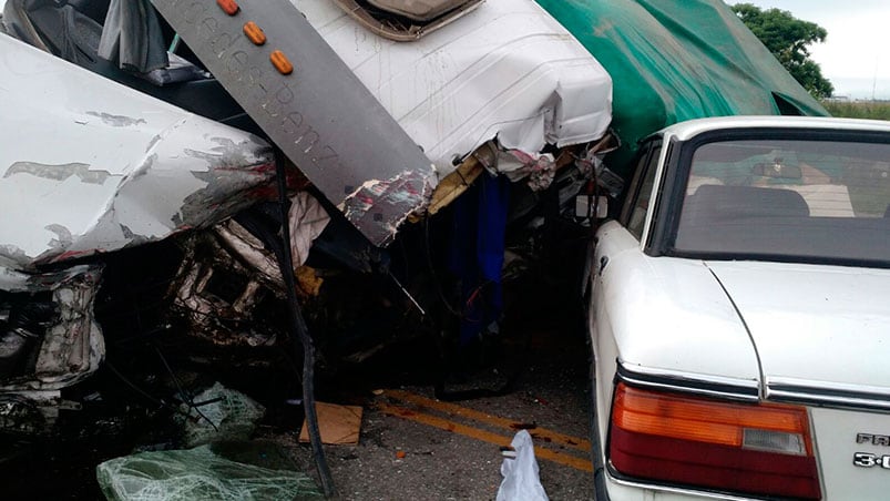 Seis vehículos y un muerto en un choque en la variante Juarez Celman. Foto: Juan Lavisse.