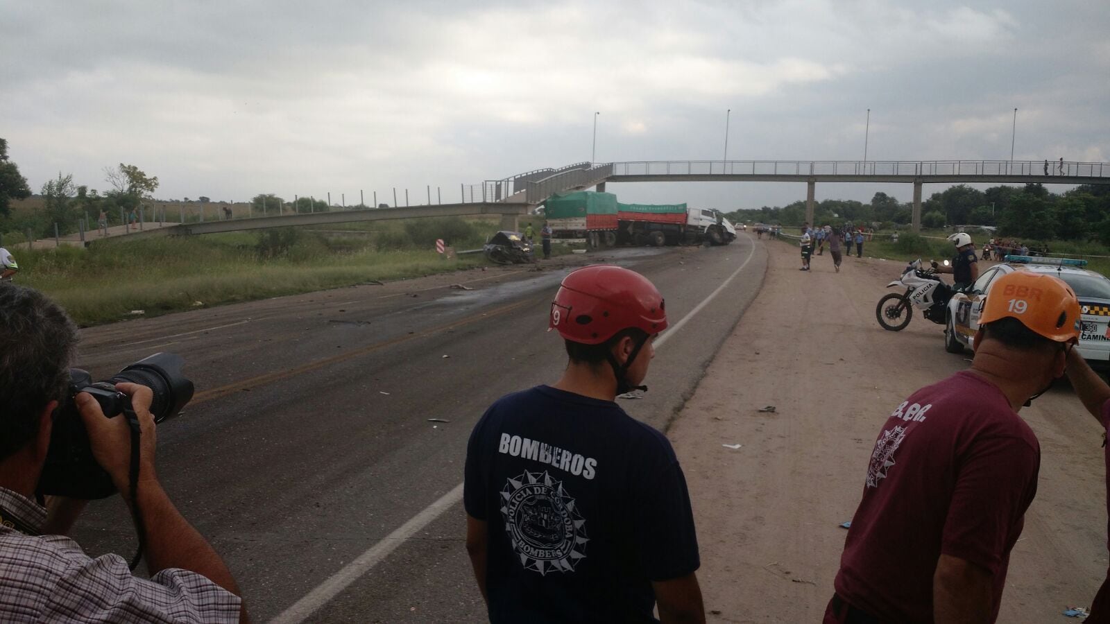 Seis vehículos y un muerto en un choque en la variante Juarez Celman. Foto: Juan Lavisse.