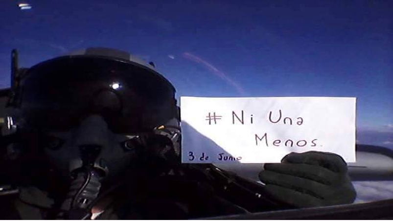 Selfie de #NiUnaMenos en pleno vuelo.