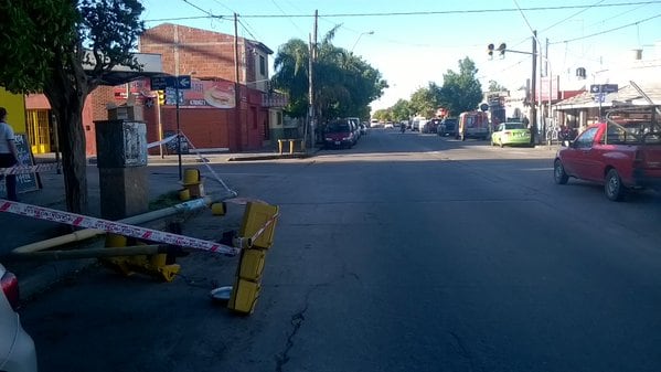 Semáforo caído en Gongora y Saavedra. Fotos de Gustavo Fino. 