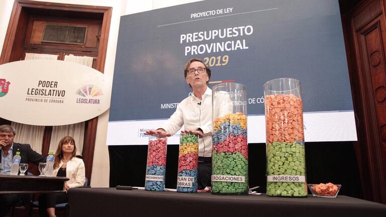 Separados por colores y áreas, los caramelos representaron los millones de pesos.