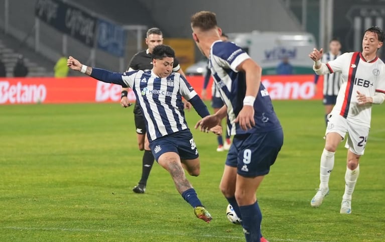 Sequeira puso el 1 a 1 para Talleres.