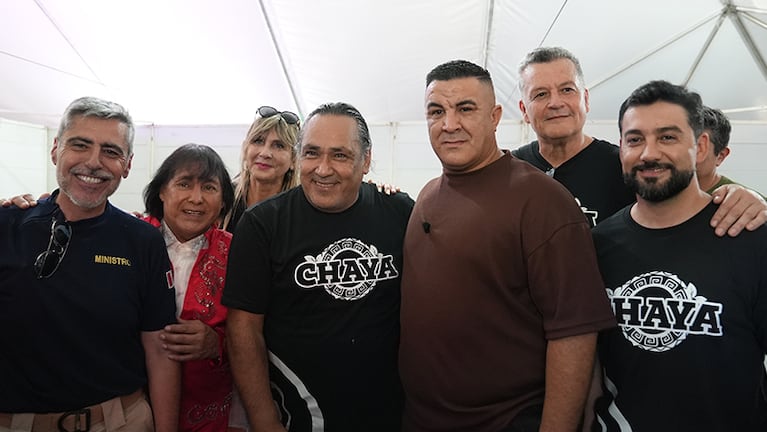 Sergio Galleguillo junto al policía viral, Raúl Pacheco, el ministro Quinteros y Ricky Maravilla.